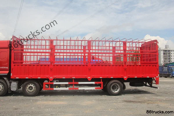 Dongfeng Liuqi Chenglong H5 Medium Truck 220hp 6X2(8 wheels) 9.7m stake truck Body (2) | 86Trucks