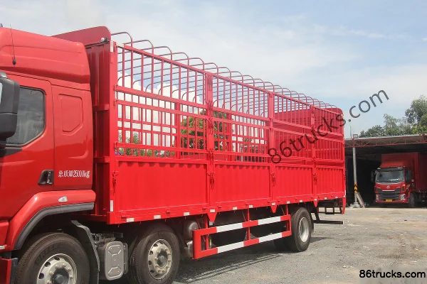 Dongfeng Liuqi Chenglong H5 Medium Truck 220hp 6X2(8 wheels) 9.7m stake truck Body (1) | 86Trucks