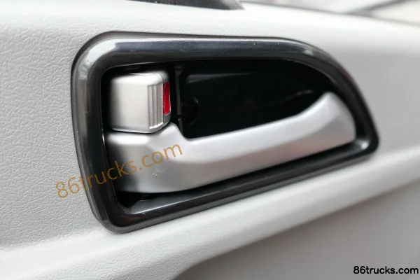 Sinotruk HOWO Zhuimeng 130 hp 4X2(6 wheels) 4.15m single-row van light truck Cab (3) | 86Trucks