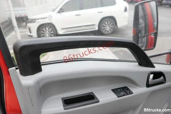 Sinotruk HOWO Zhuimeng 130 hp 4X2(6 wheels) 4.15m single-row van light truck Cab (2) | 86Trucks