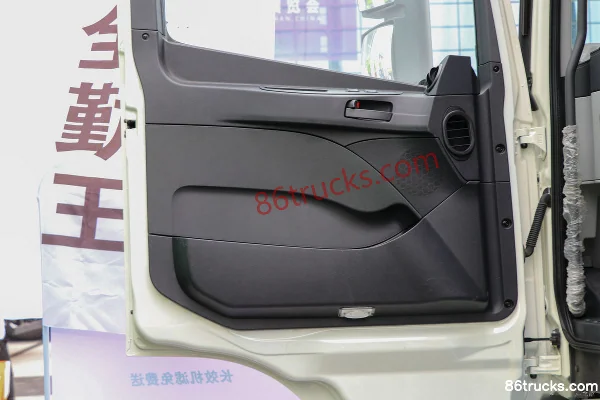 Foton Auman GTL Zhixiang Edition 360 hp 6X2(8 wheels) oil tanker truck (China VI) (Chusheng brand) Cab (3) | 86Trucks