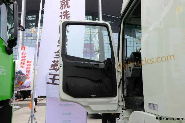 Foton Auman GTL Zhixiang Edition 360 hp 6X2(8 wheels) oil tanker truck (China VI) (Chusheng brand) Cab (1) | 86Trucks