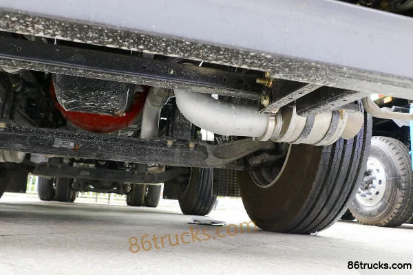 Foton Auman GTL Zhixiang Edition 360 hp 6X2(8 wheels) oil tanker truck (China VI) (Chusheng brand) Chassis (3) | 86Trucks