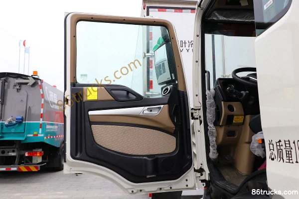 Sinotruk HOWO TX 220 hp 4X2(6 wheels) Vacuum Sewer Truck (China VI)(Lvye Brand) Cab (1) | 86Trucks