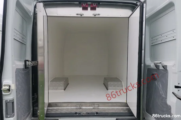 IVECO Daily 129 ch 4X2(6 roues) camion frigorifique 5,995 m (marque Xinfei) Cabine (1) | 86Trucks