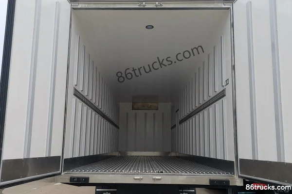 Foton Auman R Series 220 hp 4X2(6 wheels) 7.8m refrigerated truck (Xinfei brand) Cab (1) | 86Trucks