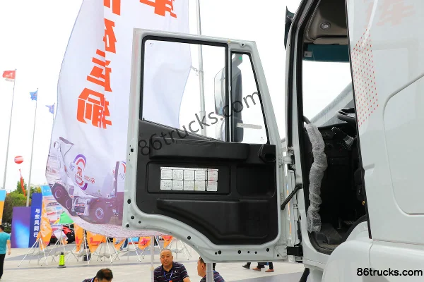 SAIC Hongyan Genlyon C6 330hp 8X4(12 wheels) 7.6m³ concrete mixer truck (China VI) (CIMC Ruijiang) Cab (1) | 86Trucks
