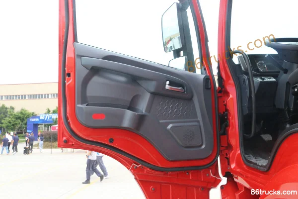 Dayun Xianglong 230 hp 6X2(8 wheels) 6.8m Semi-row Flatbed Cargo Truck (China VI) Cab (1) | 86Trucks