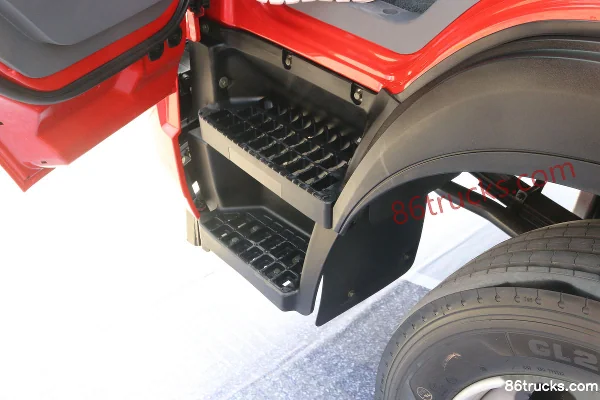 Dayun Xianglong 230 hp 4X2(6 wheels) 6.8m Cargo Truck with Cage (China VI) Cab (2) | 86Trucks