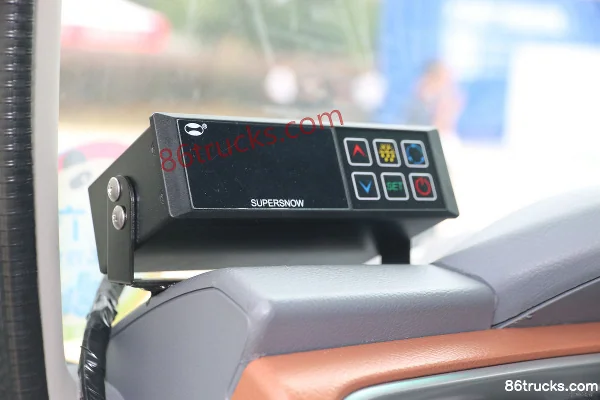 Dayun Xianglong 160 hp 4X2(6 wheels) 4m Refrigerated Truck (China VI) Cab (3) | 86Trucks