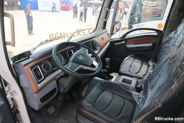 Dayun Xianglong 160 hp 4X2(6 wheels) 4m Refrigerated Truck (China VI) Cab (2) | 86Trucks