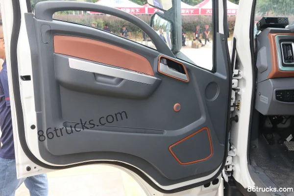 Dayun Xianglong 160 hp 4X2(6 wheels) 4m Refrigerated Truck (China VI) Cab (1) | 86Trucks