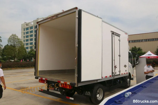 Dayun Xianglong 160 hp 4X2(6 wheels) 4m Refrigerated Truck (China VI) Body (2) | 86Trucks