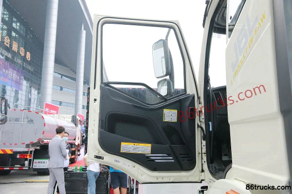 FAW Jiefang J6L 240hp 6X4(10 wheels) Multi-function Dust Suppression Truck (Tongyada Brand) Cab (3) | 86Trucks