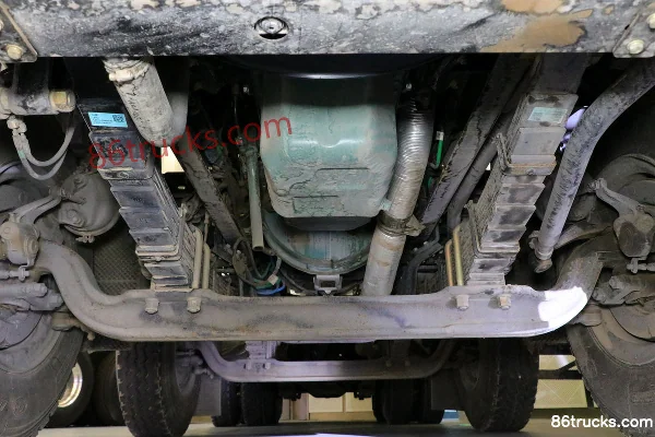 FAW Jiefang J6L 320 ch 8X4(12 roues) 7,95 m³ camion malaxeur à béton (China VI) (marque Lingyu) Châssis (1) | 86Trucks