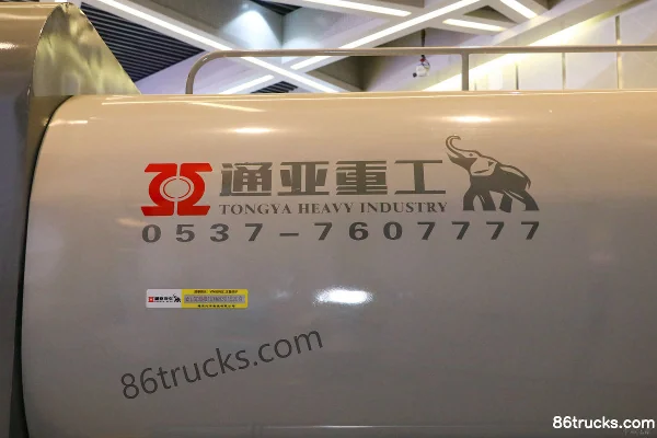 Dongfeng Duolika D9 230hp 4X2(6 wheels) Cleaning Truck (China VI) (Tongyada) Chassis (2) | 86Trucks