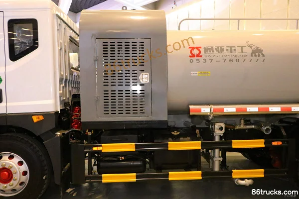 Dongfeng Duolika D9 230hp 4X2(6 wheels) Cleaning Truck (China VI) (Tongyada) Chassis (1) | 86Trucks