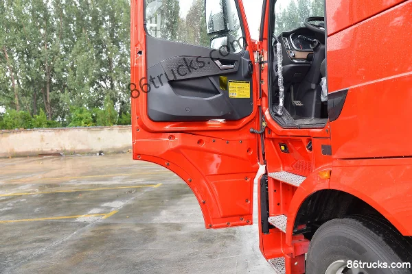 Sinotruk HOWO TH7 Heavy Truck 430hp 8X4(12 wheels) 8.6m Livestock Transport Truck (China VI) Cab (2) | 86Trucks
