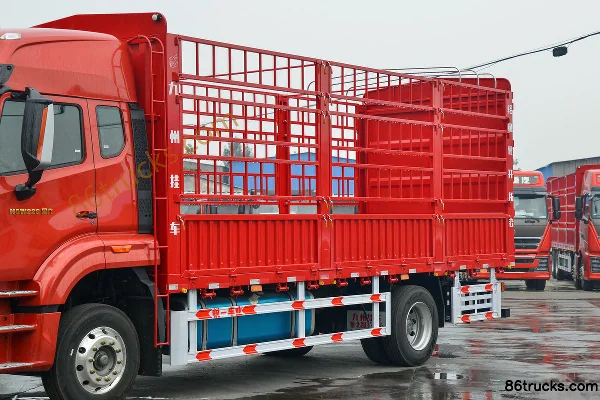 Sinotruk HOWONX camion moyen 220 ch 4X2(6 roues) 6,2 m porteur à ridelles (China VI) Carrosserie (1) | 86Trucks