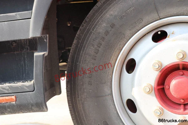 Dongfeng Duolika D9 Value Edition 220hp 4X2(6 wheels) 6.8m Stake Truck Chassis (1) | 86Trucks