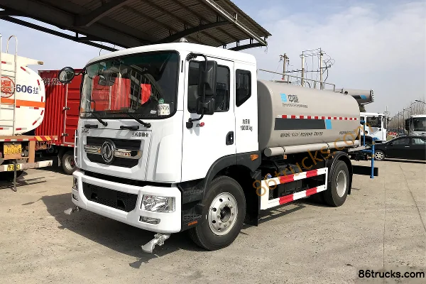 Dongfeng Duolika D9 230 hp 4X2(6 wheels) Green Sprinkler Truck (Zhonglian Brand) Exterior