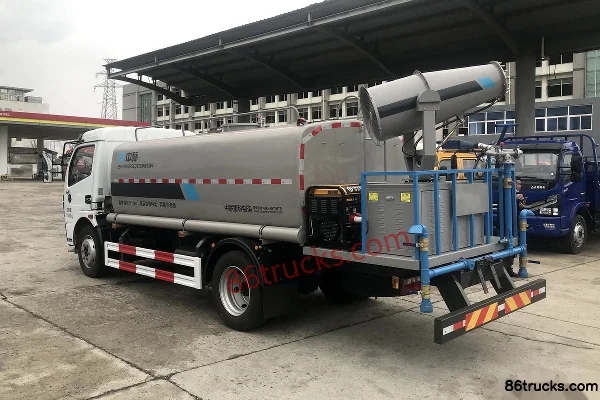 Dongfeng Duolika D7 150hp 4X2(6 wheels) Green Sprinkler Truck Exterior (2) | 86Trucks