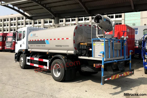Dongfeng Duolika D9 200 hp 4X2(6 wheels) Water Sprinkler Truck Exterior (3) | 86Trucks