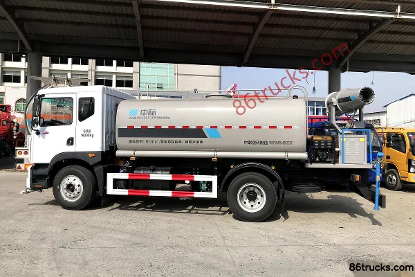 Dongfeng Duolika D9 200 hp 4X2(6 wheels) Water Sprinkler Truck Exterior (2) | 86Trucks