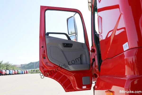 Sanhuan Shitong Haolong Luxury Edition 230hp 6X2(8 wheels) 6.2m Side Panel Cargo Truck Cab (1) | 86Trucks