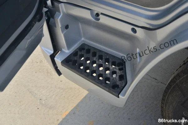 SHACMAN Light Truck Delong K3000 130hp 4X2(6 wheels) 4.18m Single Row Flatbed Light Truck (China VI)(Wide Track) Cab (1) | 86Trucks