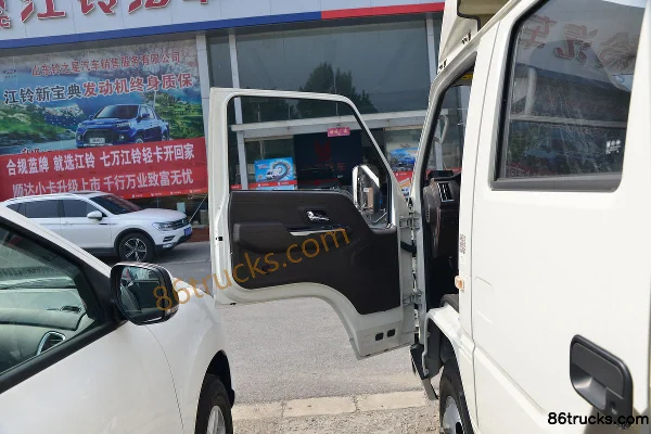 JMC New Shunda 116hp 4X2(6 wheels) 3.19m Double Row Refrigerated Truck (China VI) (XueLian Cold Chain Brand) Cab (1) | 86Trucks