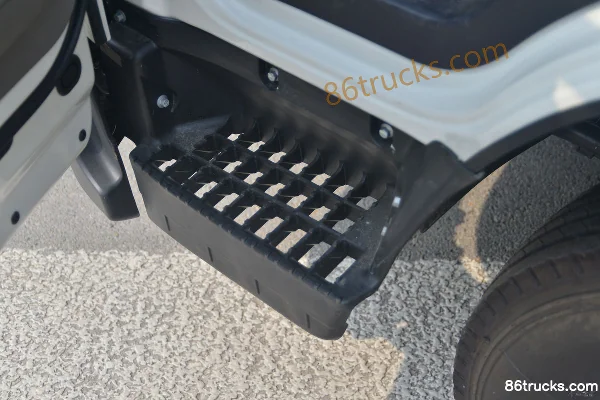JMC Kaiyun Powerful Edition 129 hp 4X2(6 wheels) 4.06m Refrigerated Truck (Luquan) Cab (3) | 86Trucks