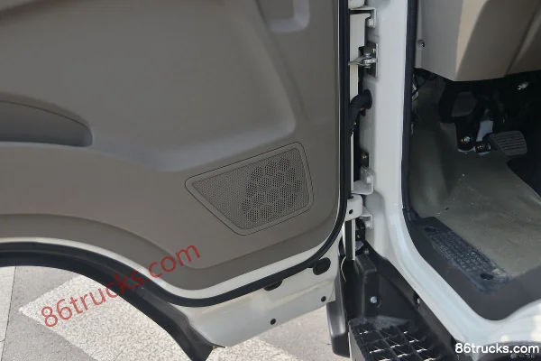 JMC Kaiyun Powerful Edition 129 hp 4X2(6 wheels) 4.06m Refrigerated Truck (Luquan) Cab (2) | 86Trucks