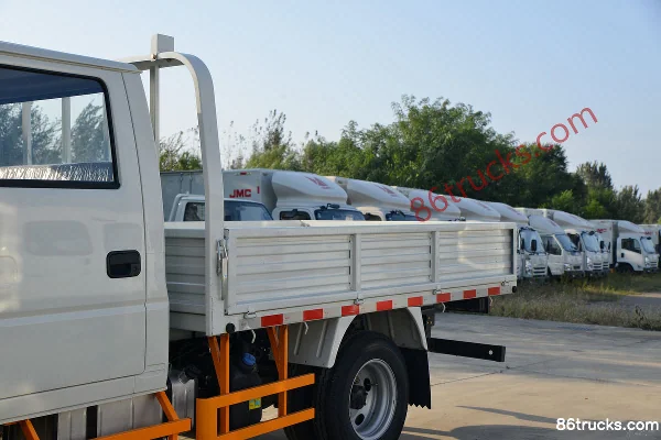 JMC Shunda narrow body 122hp 4X2(6 wheels) 2.755m double row flatbed light truck (China VI) (1) | 86Trucks
