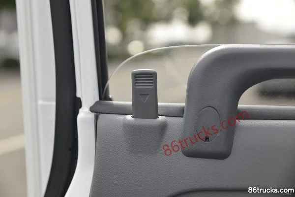 Qingling Isuzu 100P 120 hp 4X2(6 wheels) 4.25m single row van light truck (China VI) Cab (3) | 86Trucks