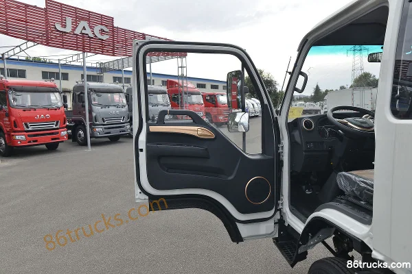 JAC Kangling J3 135hp 4X2(6 wheels) 3.37m Semi-row Flatbed Light Truck (China VI) Cab (1) | 86Trucks