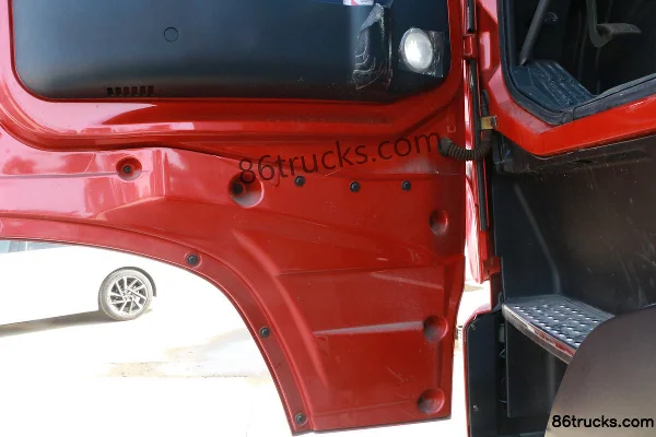 Sinotruk HOWO T7H heavy truck 440 hp 6X4(10 wheels) tractor truck (12-speed) Cab (3) | 86Trucks