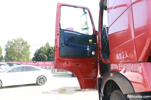 Sinotruk HOWO T7H heavy truck 440 hp 6X4(10 wheels) tractor truck (12-speed) Cab (1) | 86Trucks