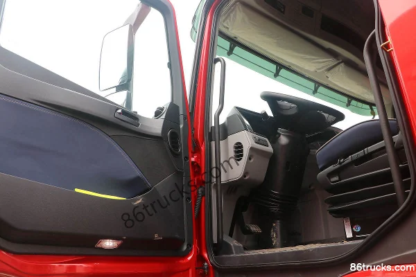 Foton Auman EST 6 Series Heavy Truck Cross-country Edition 530hp 6X4(10 wheels) LNG Tractor Truck (16-speed) Cab (1) | 86Trucks