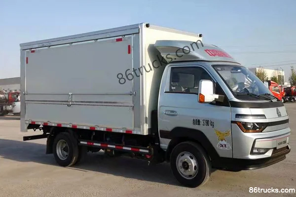 Sinotruk HOWO Xiaoshuai 130 hp 4X2(6 wheels) 3.95m Single Row Sales Truck Exterior (2) | 86Trucks