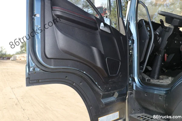 FAW Jiefang Qingdao JK6 Medium Truck 220 hp 4X2(6 wheels) 6.75m Stake Truck (China VI)(378 rear axle) Cab (3) | 86Trucks