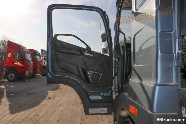 FAW Jiefang Qingdao JK6 Medium Truck 220 hp 4X2(6 wheels) 6.75m Stake Truck (China VI)(378 rear axle) Cab (1) | 86Trucks