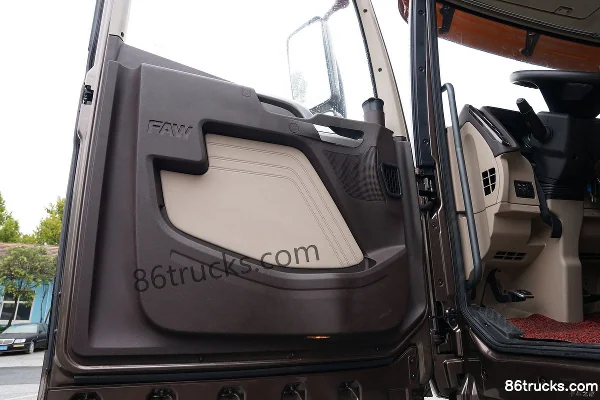 FAW Jiefang Qingdao JH6 Heavy Truck 320hp 6X2(8 wheels) 7.7m Stake Cargo Truck (Axle Ratio 4.444) Cab (1) | 86Trucks