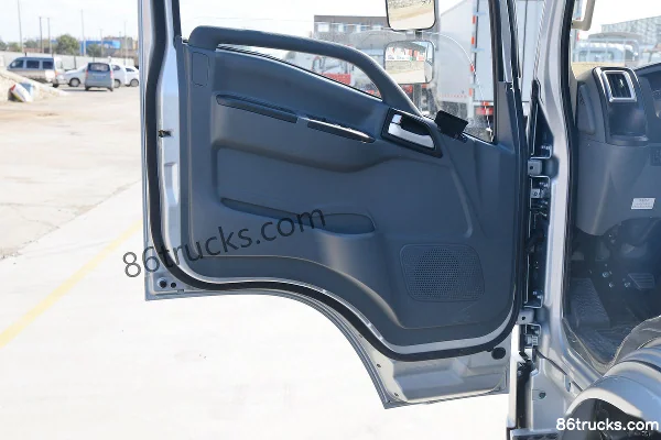 SHACMAN Light Truck Delong K3000 Comfort 190hp 4X2(6 wheels) 5.4m Semi-row Flatbed Cargo Truck (China VI) Cab (2) | 86Trucks