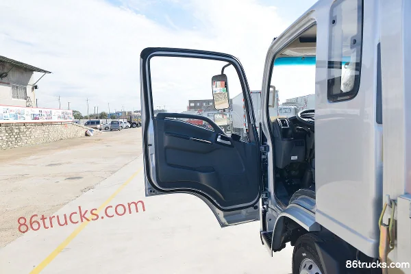 SHACMAN Light Truck Delong K3000 Comfort 190hp 4X2(6 wheels) 5.4m Semi-row Flatbed Cargo Truck (China VI) Cab (1) | 86Trucks