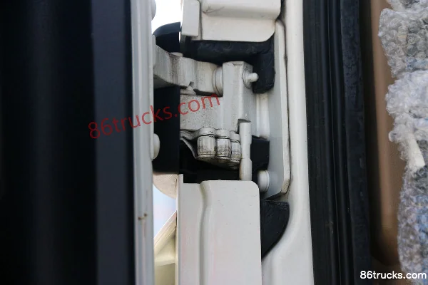 Sinotruk HOWO TX 220 ch 4X2(6 roues) camion porteur fourgon 7,8 m (China VI) Cabine (2) | 86Trucks
