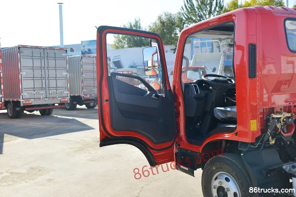 Yuejin Chaoyue C500 150 hp 4X2(6 wheels) 4.2m Single Row Cage Light Truck (China VI) Cab (1) | 86Trucks