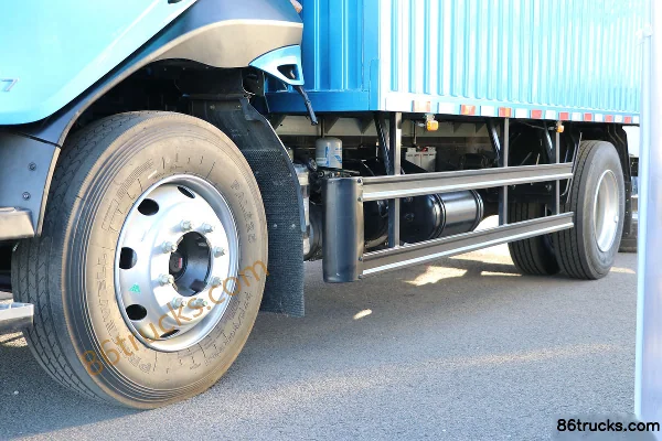 Feidi W7 220hp 4X2(6 wheels) 5.2m semi-pen van truck (China VI) Chassis (1) | 86Trucks
