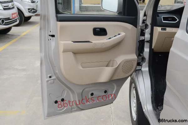 Changan Kuayue Xinbao T3 Comfort Edition 1.5L Gasoline 112hp 4X2(6 wheels) 2.52m Double Row Flatbed Truck (Single Rear Wheel) Cab (3) | 86Tr