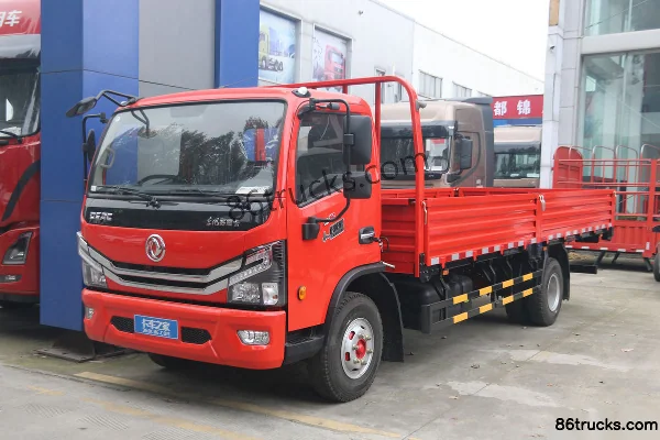 Dongfeng Duolika D8 150 hp 4X2(6 wheels) 5.6m Single Row Flatbed Cargo Truck Exterior (3) | 86Trucks